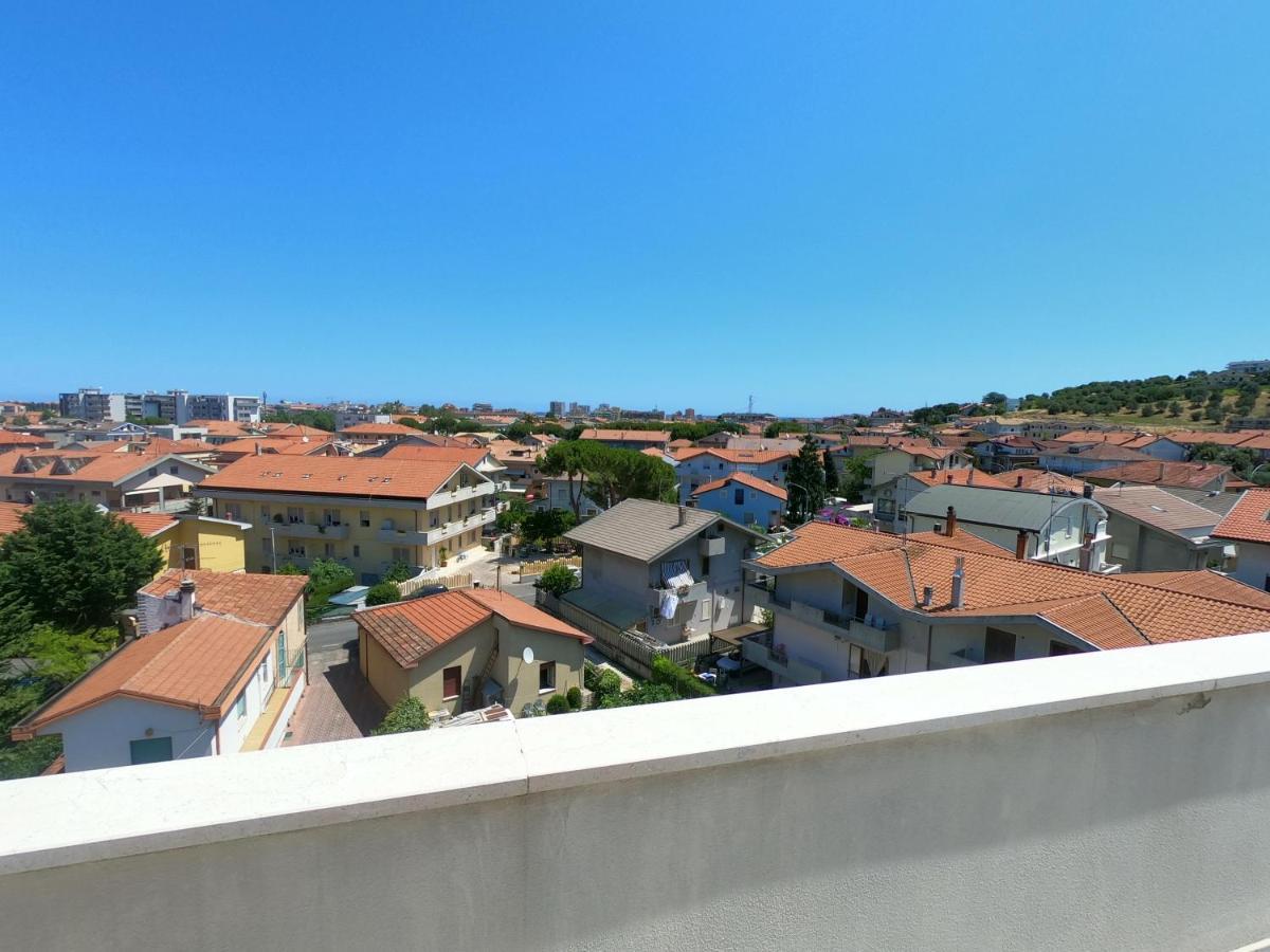 Appartamento ATTICO con TERRAZZO, VIA DEL BORGO Montesilvano Marina Esterno foto